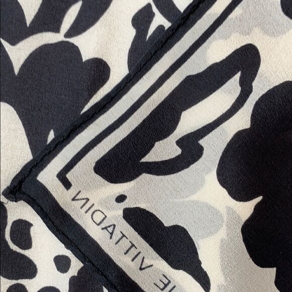 Adrienne Vittadini Red Poppy floral silk scarf 30” - Picture 5 of 5